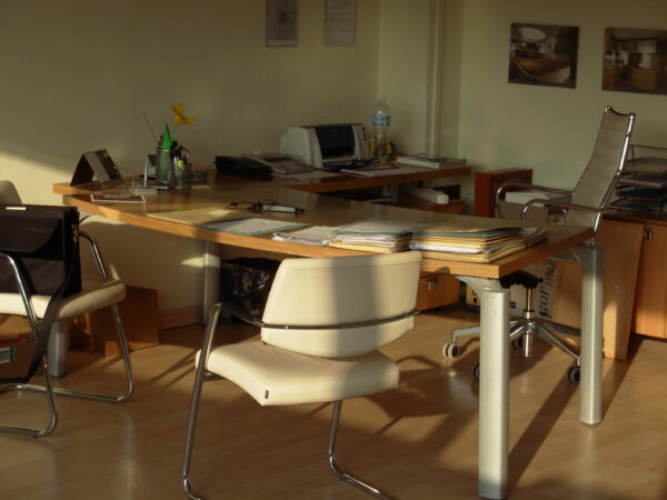 Scrivania-con-sedie-fallimenti